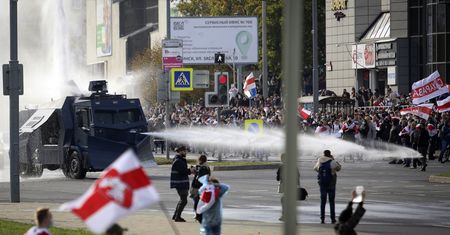Białoruś. Sto tysięcy protestujących na ulicach Mińska. Starcia z milicją