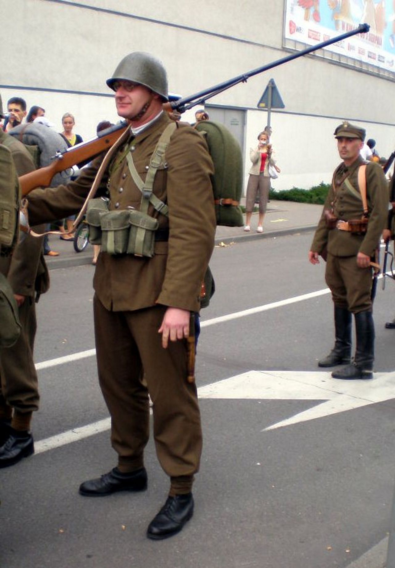 Współczesny rekonstruktor z karabinem przeciwpancernym Ur