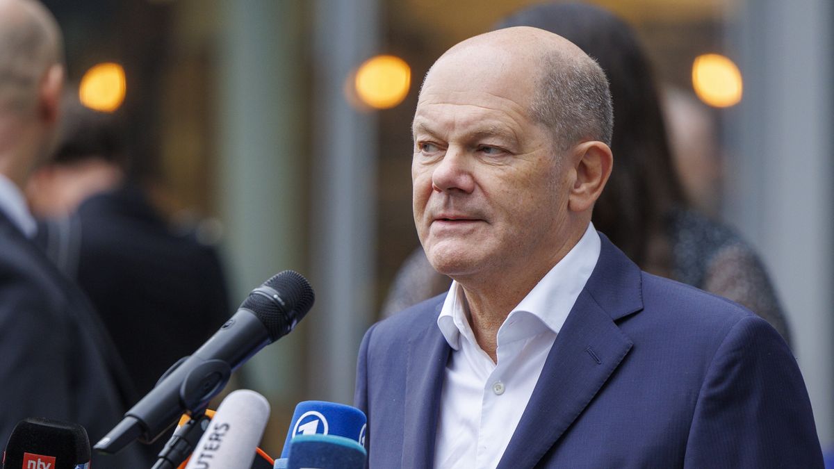German Chancellor Olaf Scholz speaks to journalists after he visited the St. Antonius Hospital in Eschweiler, Germany, 25 January 2024. Scholz will gain an impression of the status of the renovation measures after the flood disaster of 2021, as well as modern cardiac catheterization laboratories and a hybrid operating room. EPA/CHRISTOPHER NEUNDORF / POOL / POOL Dostawca: PAP/EPA.