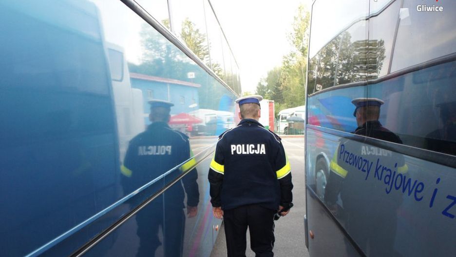 Gliwice. Policjanci sprawdzają stan techniczny autokarów.