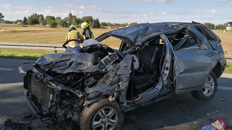 Kia uderzyła w betonowy przepust i dachowała na DK19 w m. Łukówiec