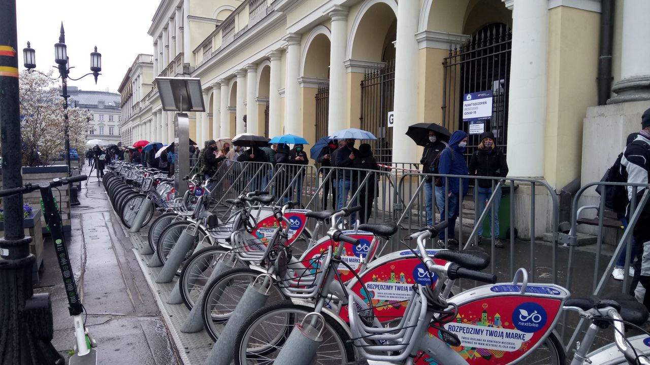 Warszawa. Kolejka do mobilnego punktu szczepień