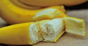 Czy można jeść banana ze skórką? Dla wielu to nie do pomyślenia