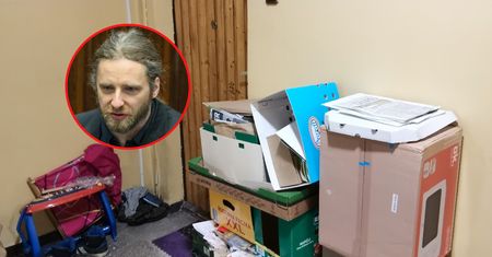 Śmieci przed mieszkaniem posła. "Mam parę rzeczy na korytarzu i będę je miał"