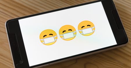 Koronawirus może przetrwać aż 28 dni. Lubi ekrany telefonów i ciemność