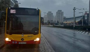 Nowe obostrzenia. MPK Wrocław ostrzega. "Kierowca nie zajmuje się liczeniem pasażerów"