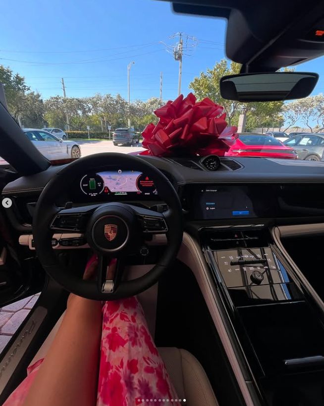 Caroline Derpienski chwali się nowym autem