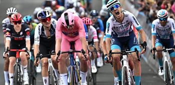 Giro d'Italia po duńsku. Lider wyścigu - Mads Pedersen wygrywa piąty etap i wciąż pozostaje królem włoskich tras. Koleżeński Rafał Majka
