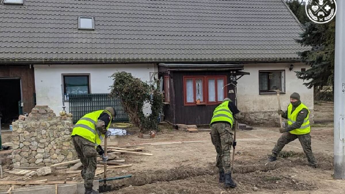 Naprawa ogrodzenia przez żołnierzy OT