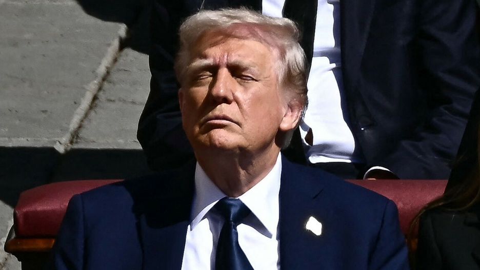 Pogrzeb papie?a FranciszkaUS President Donald Trump (L) and First Lady Melania Trump sit alongside leaders as they attend the late Pope Francis' funeral ceremony at St Peter's Square at the Vatican on April 26, 2025. (Photo by Filippo MONTEFORTE / AFP)FILIPPO MONTEFORTE