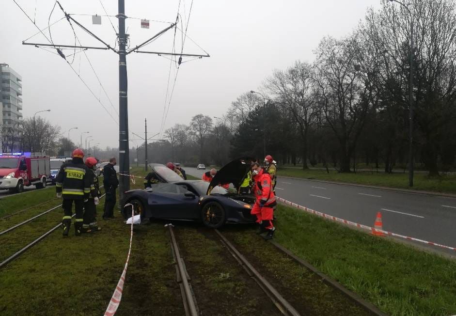 Rozbił ferrari warte ponad milion złotych. Niecodzienny wypadek w centrum Łodzi