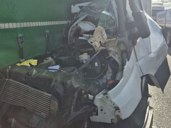 Płock: Bus wbił się w tył ciężarówki. Wyglądało makabrycznie, ale kierowca może mówić o dużym szczęściu