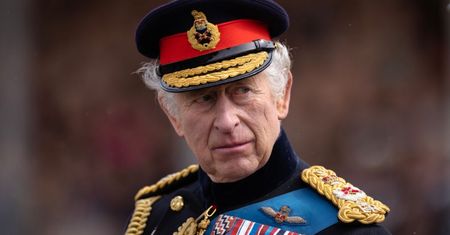 Przed Pałacem Buckingham aresztowano NOŻOWNIKA! Wykrzykiwał, że zabije króla Karola III
