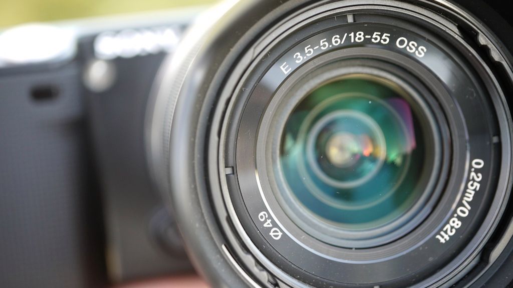 Jak odszyfrować oznaczenia obiektywów: Sony 1