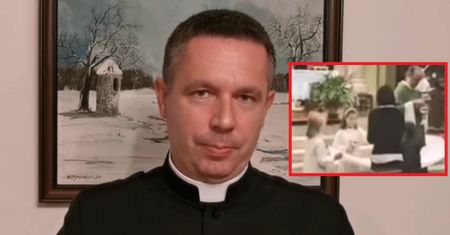 Dziewczynka rozdawała komunię w kościele. Ksiądz oburzony. "Bajzel"