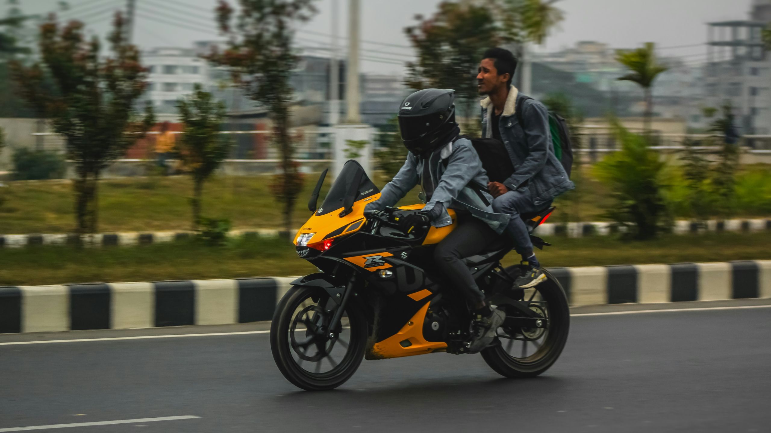 Wspólna podróż motocyklem z pijanym pasażerem jest zabroniona. Chyba, że mamy wózek boczny