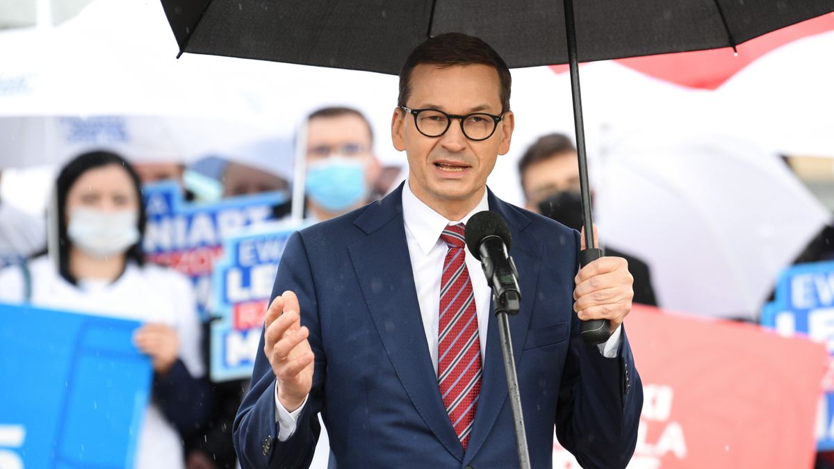 Rzeszów, 18.05.2021. Premier Mateusz Morawiecki (C) podczas konferencji prasowej na rynku w Rzeszowie, 18 bm. Szef rządu przebywa z wizytą w woj. podkarpackim. (jm) PAP/Darek Delmanowicz