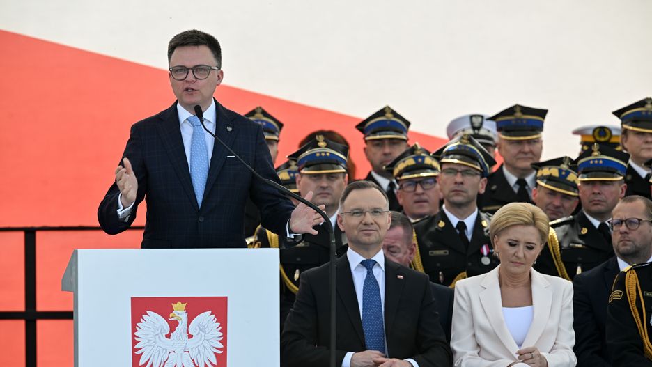 Warszawa, 04.05.2024. Prezydent RP Andrzej Duda (C), pierwsza dama Agata Kornhauser-Duda (P) oraz marszałek Sejmu Szymon Hołownia (L) podczas centralnych obchodów Dnia Strażaka na Placu Marszałka Józefa Piłsudskiego w Warszawie, 4 bm. (jm) PAP/Radek Pietruszka