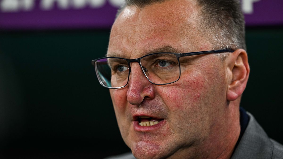 DOHA, QATAR - DECEMBER 04: head coach Czeslaw Michniewicz of Poland Looks on prior to the FIFA World Cup Qatar 2022 Round of 16 match between France and Poland at Al Thumama Stadium on December 4, 2022 in Doha, Qatar. (Photo by Harry Langer/DeFodi Images via Getty Images)
