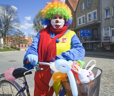 Koronawirusowy klaun. W kolorowym stroju, na rowerze, przemierza miasteczko. "Chcę jednego - wywołać uśmiech"