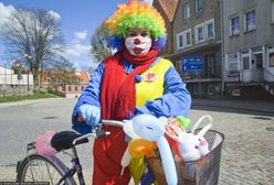 Koronawirusowy klaun. W kolorowym stroju, na rowerze, przemierza miasteczko. "Chcę jednego - wywołać uśmiech"