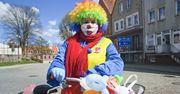Koronawirusowy klaun. W kolorowym stroju, na rowerze, przemierza miasteczko. "Chcę jednego - wywołać uśmiech"