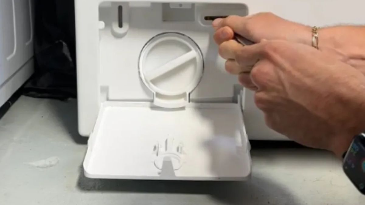 Sekretny guzik w pralce znajduje się tuż obok filtra