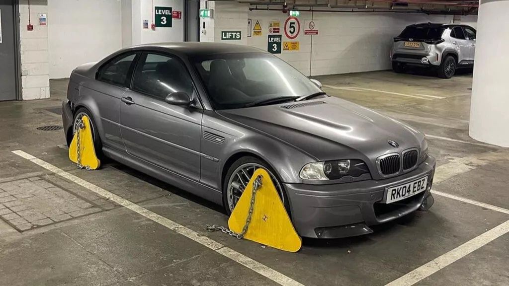 Tajemnicze BMW na parkingu. Może stać tam od wielu lat