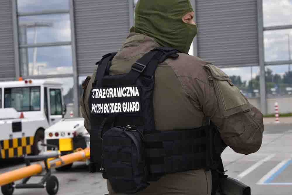 Trzy incydenty na lotniskach: pijana, palacz i "żart" o bombie