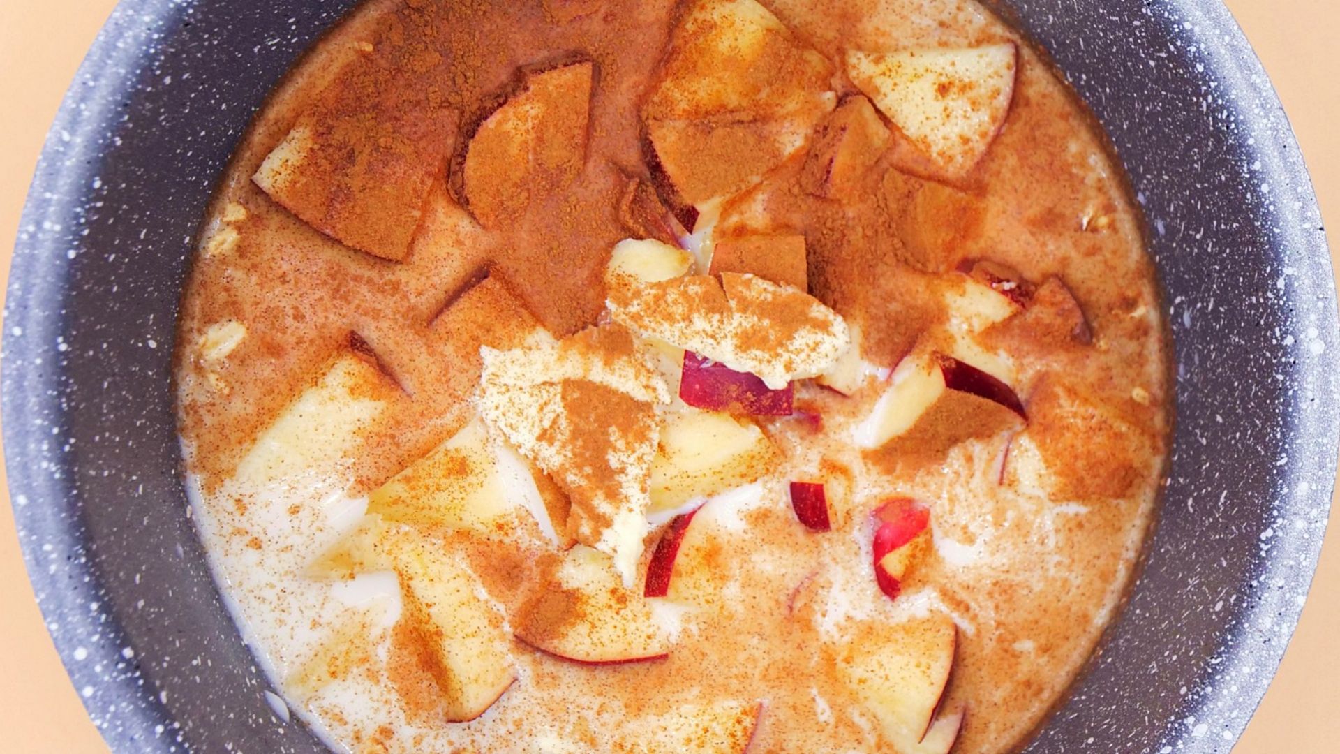 W kuchni cynamon najczęściej kojarzy się z deserami – ponieważ jest często nieodłącznym składnikiem ciast, ciasteczek i naleśników