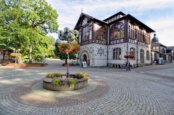 Szczawno-Zdrój - tu woda leczy, a hala spacerowa zachwyca