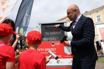 Rzeszów: Mieszkańcy w rok oddali tyle elektrośmieci, ile waży wielki wieloryb. Czerwone pojemniki zostaną w mieście na dłużej [ZDJĘCIA]