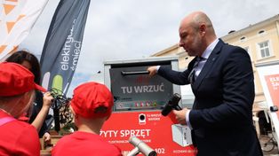 Rzeszów: Mieszkańcy w rok oddali tyle elektrośmieci, ile waży wielki wieloryb. Czerwone pojemniki zostaną w mieście na dłużej [ZDJĘCIA]