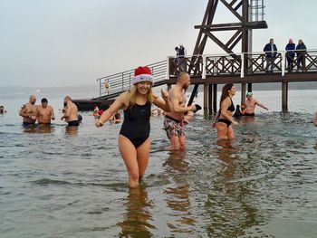 Dąbrowa Górnicza: Mikołajkowe Morsowanie. Bohaterowie z Pogoria Morsuje obdarowali dzieci słodyczami