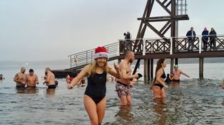 Dąbrowa Górnicza: Mikołajkowe Morsowanie. Bohaterowie z Pogoria Morsuje obdarowali dzieci słodyczami