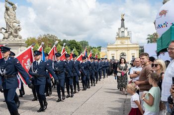 Białystok: Wojewódzkie Obchody Święta Policji przed Pałacem Branickich.