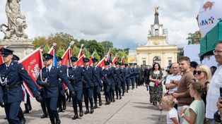 Białystok: Wojewódzkie Obchody Święta Policji przed Pałacem Branickich.