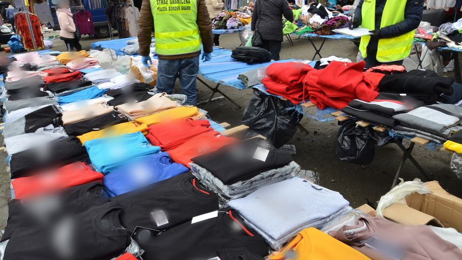 Bielawa. Podróbki warte ponad 209 tys. zł. Straż Graniczna zarekwirowała nielegalną odzież