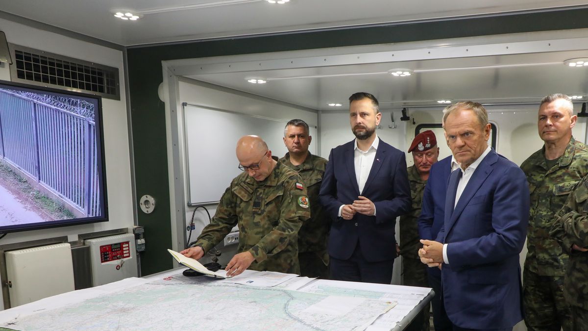 Donald Tusk, W�adys�aw Kosiniak-Kamysz, S�awomir Lidwa
Dubicze Cerkiewne, 29.05.2024. Premier Donald Tusk (2P), wicepremier, szef MON W�adys�aw Kosiniak-Kamysz (C) oraz p�k S�awomir Lidwa (L) podczas odprawy z dow�dztwem s�u�b mundurowych w plac�wce Stra�y Granicznej w Dubiczach Cerkiewnych (pow. hajnowski), 29 bm. (mr) PAP/Artur Reszko ***Do tego materia�u zdj�ciowego dost�pna jest r�wnie� depesza w systemie CSI, pt.: Rozpocz�a si� odprawa Tuska, Kosiniaka-Kamysza i Siemoniaka z dow�dztwem s�u�b mundurowych***
Artur Reszko
granica pa�stwa, ochrona granic, odprawa, politycy, polityka, wizyta premiera, Kosiniak Kamysz, dow�dztwo, granica wschodnia, incydent, odprawa premiera, plac�wka, polityk, Polska, polsko-bia�oruska, s�u�by mundurowe, Stra� Graniczna, W�adys�aw Kosiniak Kamysz