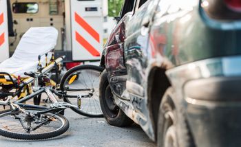 Katowice: Rowerzystą poszkodowany na ulicy Chrobrego. Jechał ścieżką rowerową. Na trasie pojawiła się osobówka