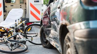 Katowice: Rowerzystą poszkodowany na ulicy Chrobrego. Jechał ścieżką rowerową. Na trasie pojawiła się osobówka
