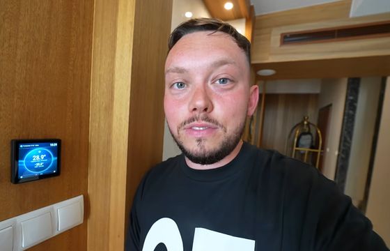 Nocleg za 5 tys. bez klimatyzacji. Czy film Książula zaszkodzi Hotelowi Gołębiewskiemu?