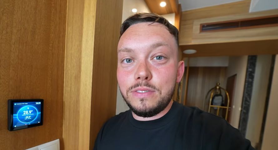 Nocleg za 5 tys. zł bez klimatyzacji. Jak film Książula zaszkodzi Hotelowi Gołębiewski?