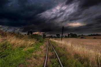 Burze i ulewy paraliżują ruch pociągów Kolei Śląskich. Liczne opóźnienia i odwołania kursów