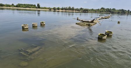 Niski poziom Dunaju odsłonił wrak statku sprzed 90 lat koło Opatovca