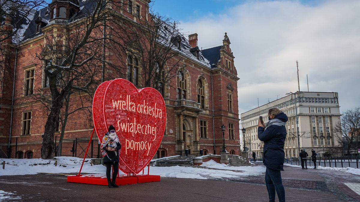 Volunteers with donation boxes attending the 29th Grand Finale of Great Orchestra of Christmas Charity taking a picture in front of giant red heaart - the WOSP symbol are seen in Gdansk, Poland on 31 January 2021 . The yearly fundraiser Great Orchestra of Christmas Charity (Wielka Orkiestra Swiatecznej Pomocy - WOSP) founded by Jurek Owsiak is the biggest, non-governmental, non-profit, charity organization in Poland which aims to raise money for medical needs and medical training.  (Photo by Michal Fludra/NurPhoto via Getty Images)