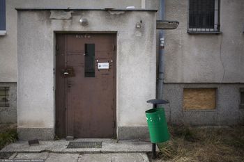 Płaci tysiąc co miesiąc. Oto dlaczego nie może zamieszkać w mieszkaniu