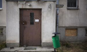 Płaci tysiąc co miesiąc. Oto dlaczego nie może zamieszkać w mieszkaniu
