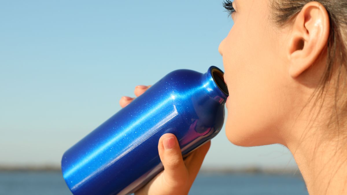 Sięgaj podczas upałów. Nawadnia lepiej niż woda 