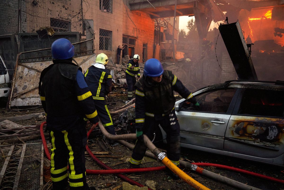 W wyniku ataku rakietowego na Kijów dwie osoby zginęły, a co najmniej dwie zostały ranne